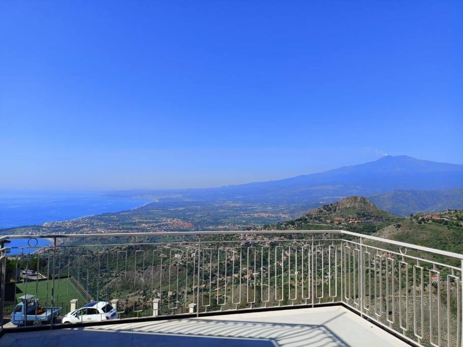 Stanza Mylai Etna View Apartment คาสเตลโมลา ภายนอก รูปภาพ