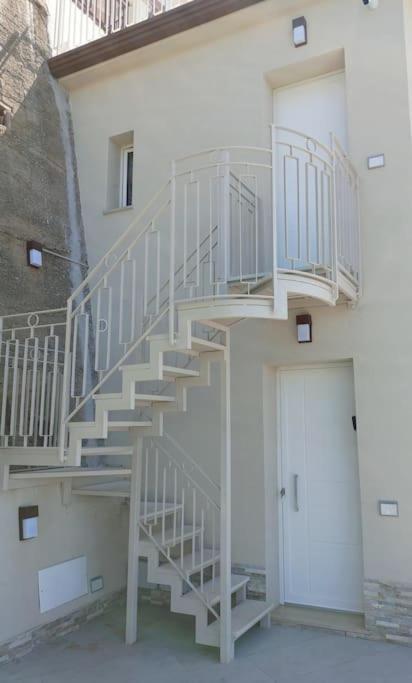 Stanza Mylai Etna View Apartment คาสเตลโมลา ภายนอก รูปภาพ